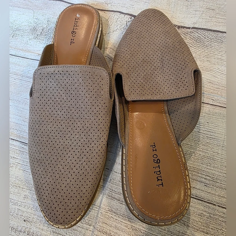 Indigo Rd. Size 10 Hayze Faux Suede Perforated Slip On Taupe Mule Almond Toe New - Picture 8 of 8